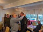 Peter Lutterbey verleiht die Grünkohlpalme an den neuen Grünkohlkönig Ralph Korte