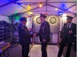 Peter Lutterbey gratuliert dem ersten Sch&uuml;tzen Philipp Fischer