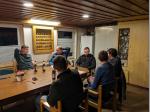 Es treffen sich Alt und Jung zum geselligen Abend im Schie&szlig;stand