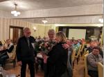 Jana Osterhaus &uuml;berreicht Marion Lutterbey einen Blumenstrau&szlig;...