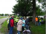 Gruppe Engel macht Pause am Millenium-Baum in Settel