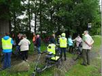 Gruppe Engel macht Pause am Millenium-Baum in Settel