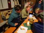 Der Hofstaat schaut bei der Auswertung genau hin