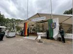 Die Flaggen werden gehisst