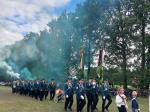 Der Sch&uuml;tzenverein Holzhausen marschiert auf dem Festplatz ein