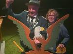 Bernd Dreyer vom Sch&uuml;tzenverein Meckelwege holt den Vogel mit dem 446. Schuss von der Stange.